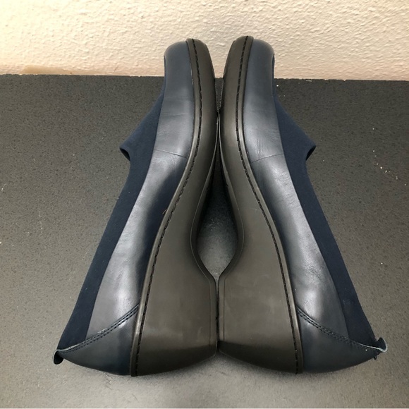 Easy Spirit Women's Size 10M Navy Blue Leather Round Toe 2.5" Heel Slip-On Shoe - Picture 8 of 11